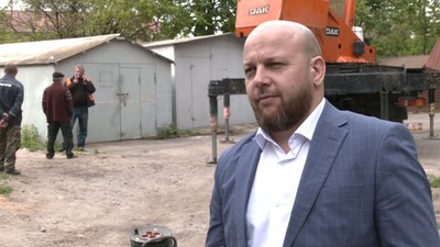 У Рівному продовжують демонтувати гаражі У Рівному продовжують демонтувати гаражі