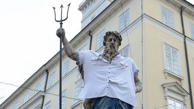 У центрі Львова скульптури левів та античні статуї одягнули у вишиванки