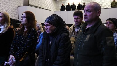 У Черкасах родинам загиблих захисників вручили почесні відзнаки У Черкасах родинам загиблих захисників вручили почесні відзнаки
