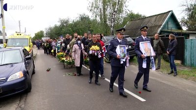В Озерному на Житомирщині попрощалися із загиблим курсантом Дмитром Студінським
