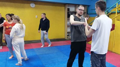 У Луцьку патрульні навчають охочих самообороні