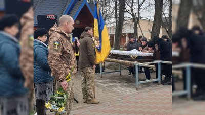 На Чернігівщині попрощалися з бійцем Василем Поповим На Чернігівщині попрощалися з бійцем Василем Поповим