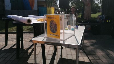 На Кіровоградщині створюють найбільший прапор із відбитків пальців та збирають гроші на ЗСУ На Кіровоградщині створюють найбільший прапор із відбитків пальців та збирають гроші на ЗСУ