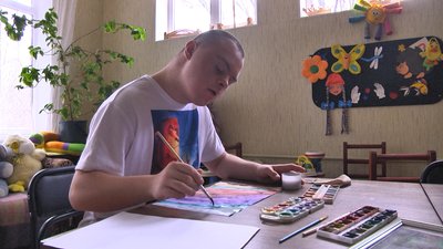 Емоції передає фарбами: як проходять реабілітацію вихованці громадської організації "Повір у себе" Емоції передає фарбами: як проходять реабілітацію вихованці громадської організації "Повір у себе"