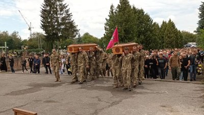 У Тернополі попрощалися з двома загиблими бійцями У Тернополі попрощалися з двома загиблими бійцями