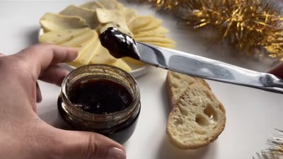 Виноградний мед (пекмез) на ножі