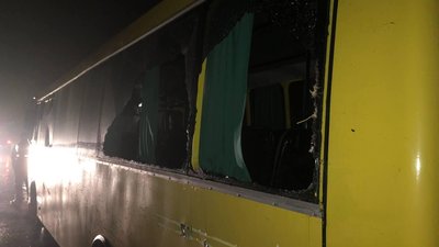 На Рівненщині колода з вантажівки влетіла у маршрутку. Це третя за рік ДТП з лісовозом На Рівненщині колода з вантажівки влетіла у маршрутку. Це третя за рік ДТП з лісовозом