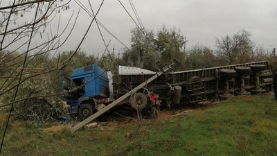 Під Херсоном перекинулася вантажівка з пшеницею Під Херсоном перекинулася вантажівка з пшеницею