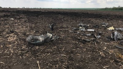 Вирва у полі та осколки ракети: наслідки ракетного удару по Одещині. ФОТО Вирва у полі та осколки ракети: наслідки ракетного удару по Одещині. ФОТО