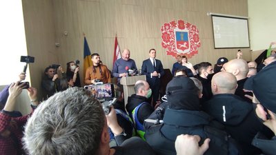 Черкаські депутати на сесії перекладали російськомовного колегу Черкаські депутати на сесії перекладали російськомовного колегу