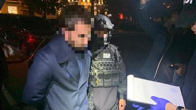 Посадовця Державної фіскальної служби спіймали на хабарі у 100 тисяч доларів