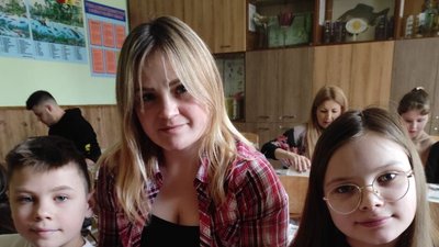 У Тернополі діти переселенців вчилися писати писанки У Тернополі діти переселенців вчилися писати писанки