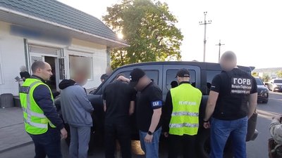 Правоохоронці затримують підозрюваних