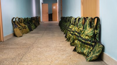 «Прикриває серце». У взуттєвому цеху в Дніпрі тепер шиють жилети для броні – фоторепортаж «Прикриває серце». У взуттєвому цеху в Дніпрі тепер шиють жилети для броні – фоторепортаж