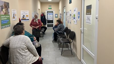 Жительки Руської Лозової сидять в черзі на прийом до лікаря