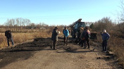 Ремонтувати дорогу вийшли вісім жителів