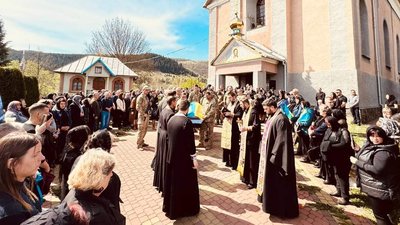 На Закарпатті попрощалися із полеглим на війні Віктором Петриканином На Закарпатті попрощалися із полеглим на війні Віктором Петриканином