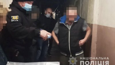 Поліцейські Одещини затримали чоловіка, який зберігав пакунки з метадоном Поліцейські Одещини затримали чоловіка, який зберігав пакунки з метадоном