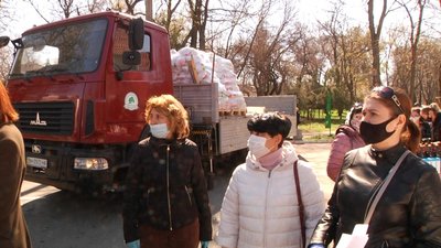 Сіль, крупи та олія: одеським пенсіонерам та людям з інвалідністю розвозять продуктові набори Сіль, крупи та олія: одеським пенсіонерам та людям з інвалідністю розвозять продуктові набори