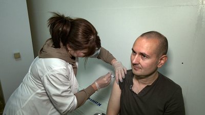лікар Дмитро Корольков щепиться від грипу лікар Дмитро Корольков щепиться від грипу