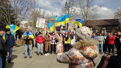 Жителі Новотроїцького на Херсонщині вийшли на мирний мітинг Жителі Новотроїцького на Херсонщині вийшли на мирний мітинг