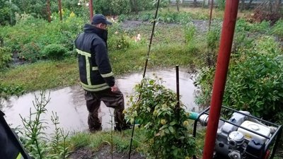 Затопило три автомобілі, впало три дерева. Рятувальники долали наслідки зливи у Кропивницькому Затопило три автомобілі, впало три дерева. Рятувальники долали наслідки зливи у Кропивницькому