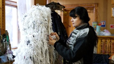 Не вистачає рук: вінницькі волонтерки плетуть маскувальні сітки та кікімори для оборонців Не вистачає рук: вінницькі волонтерки плетуть маскувальні сітки та кікімори для оборонців