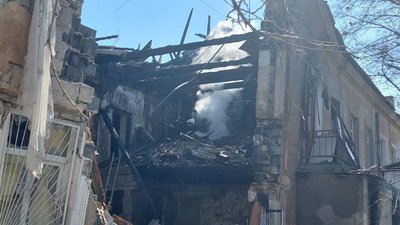 Снаряд влучив у будинок в Миколаєві. З-під завалів дістали двох людей Снаряд влучив у будинок в Миколаєві. З-під завалів дістали двох людей