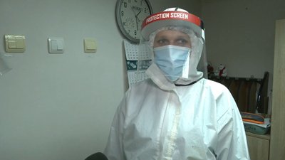 Захисний костюм, бахіли, респіратор, маска та щиток – усе це щодня вдягають медичні працівники "ковідного" відділення. Захисний костюм, бахіли, респіратор, маска та щиток – усе це щодня вдягають медичні працівники "ковідного" відділення.