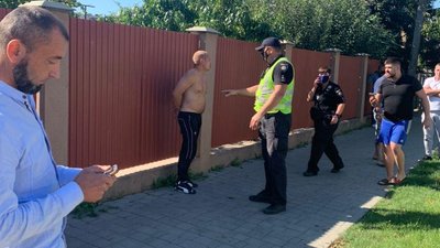 В Ужгороді чоловік розтрощив лобове скло на десяти автомобілях В Ужгороді чоловік розтрощив лобове скло на десяти автомобілях