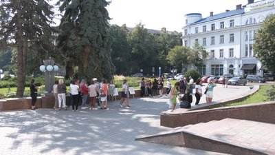 "Не знає колективу": у селі на Франківщині вимагають переобрати директорку школи