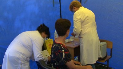 Вакцинація на свіжому повітрі: на Черкащині вакцинували селян від ковіду, правця та дифтерії Вакцинація на свіжому повітрі: на Черкащині вакцинували селян від ковіду, правця та дифтерії