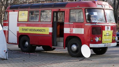 Запорізькі рятувальники презентували пересувний "Пункт незламності" Запорізькі рятувальники презентували пересувний "Пункт незламності"