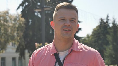 "Навіть маленька справа може наблизити нас до перемоги". Музикант із Сум організовує вуличні концерти та допомагає армії "Навіть маленька справа може наблизити нас до перемоги". Музикант із Сум організовує вуличні концерти та допомагає армії