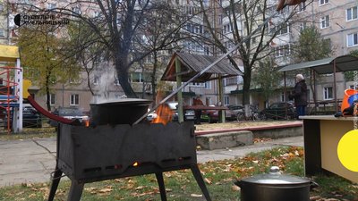 Їсти готували на мангалах та буржуйках. Нетішин. 23.10.2022 рік. Їсти готували на мангалах та буржуйках. Нетішин. 23.10.2022 рік.