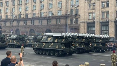 Новітнє озброєння та літаки. Як у Києві проходить репетиція параду до Дня Незалежності Новітнє озброєння та літаки. Як у Києві проходить репетиція параду до Дня Незалежності