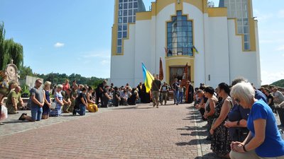 Люди зустріли військовослужбовця Олександра Хвалу на колінах