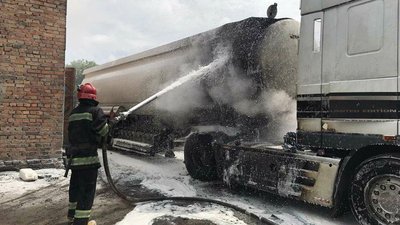 На Рівненщині пожежа з будівлі перекинулась на бензовоз, водій отримав опіки
