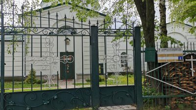 Без блокпосту, але з закритою церквою: які обмеження діють у Високопіллі