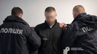 
Вдарив ножем у груди під час розпиття алкоголю: поліцейські затримали підозрюваного