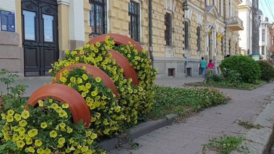 "Нашу працю з лайном змішали". У Кропивницькому вночі перекинули квіткові чаші, які місяць тому поставив "Благоустрій" "Нашу працю з лайном змішали". У Кропивницькому вночі перекинули квіткові чаші, які місяць тому поставив "Благоустрій"