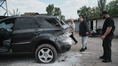 Пошкоджена автівка внаслідок влучання РФ у гаражний кооператив у Харкові