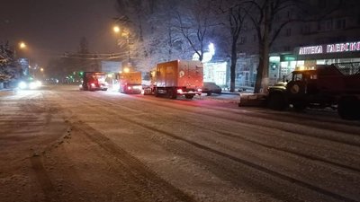 Негода в Одесі: працює спецтехніка, містян закликають не виходити з дому
