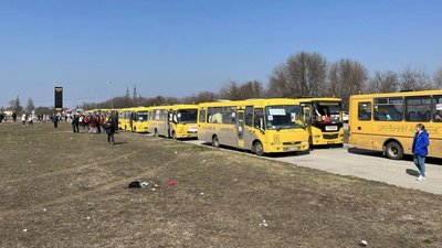 Евакуаційна колона з маріупольцями застрягла біля Василівки Евакуаційна колона з маріупольцями застрягла біля Василівки