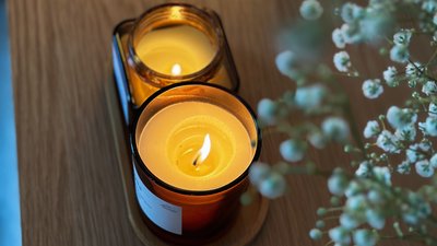 Запалені ароматичні свічки