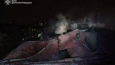 До ліквідації залучили майже 70 рятувальників. У середмісті Дніпра сталася пожежа у п'ятиповерхівці До ліквідації залучили майже 70 рятувальників. У середмісті Дніпра сталася пожежа у п'ятиповерхівці