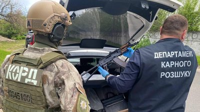 У Дніпрі та Запоріжжі затримали підозрюваних у незаконному збуті зброї із зони ООС