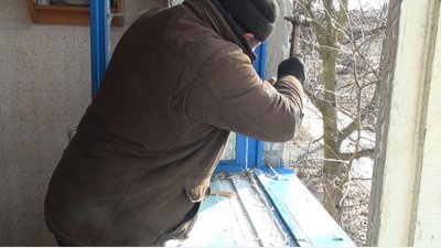 "Можуть дивитися на світ по іншому". Жителям прифронтового Зайцевого встановили вікна "Можуть дивитися на світ по іншому". Жителям прифронтового Зайцевого встановили вікна