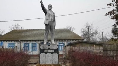 "Ленінопад затягнувся". На Одещині знайшли ще один пам'ятник Леніну