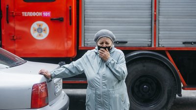 Львівські рятувальники зняли з дерева кота літньої жінки. Фоторепортаж Львівські рятувальники зняли з дерева кота літньої жінки. Фоторепортаж